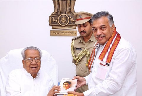 Yarlagadda Lakshmi Prasad, Chairman of AP Hindi Academy & Official Language Commission with AP Governor Sri Biswa Bhusan Harichandan at Raj Bhavan. (Photo | Twitter)