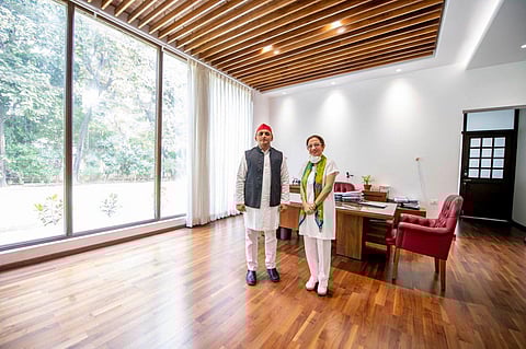 Annu Tandon with Akhilesh Yadav. (Photo|Twitter)