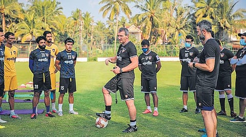 Chennaiyin head coach Csaba László (centre) during the pre-season | Chennaiyin FC