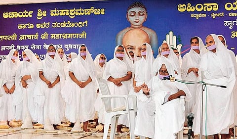 Telangana’s who’s who such as Harish Rao, Mohan Bhagawat and many other leaders came to seek a darshan of the Acharya. 