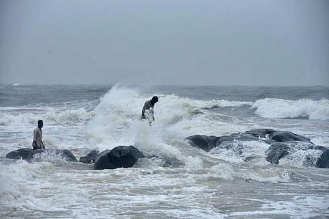 High tides at kovalam beach ahead of Nivar cyclone, in Chennai. (Photo | R Satish Babu, EPS)