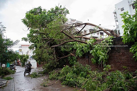 Relief camps were opened at various points accommodating thousands of people. Supply of food and other essentials was ensured in the camps, said Puducherry CM Narayanasamy. (G Pattabiraman | EPS))