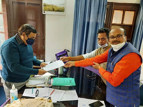 BJP MLA from Pirpaiti in Bhagalpur Lallan Paswan lodging the FIR against Lalu Prasad Yadav at Patna vigilance police station (Photo | EPS)