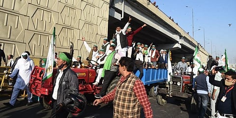 The protesting farmers parked their vehicles in line at the designated spot to avoid any inconvenience to the public. (Photo | Parveen Negi, EPS)