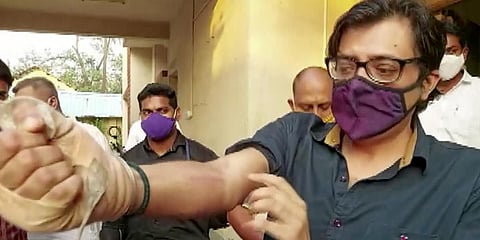 Republic TV editor-in-chief Arnab Goswami shows injury marks at Alibaug court near Mumbai. (Photo| ANI)