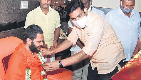 BJP state unit Vice-President B Y Vijayendra visits Sri Nanjavadhuta Swamiji to seek his blessings during the Sira bypolls | Express