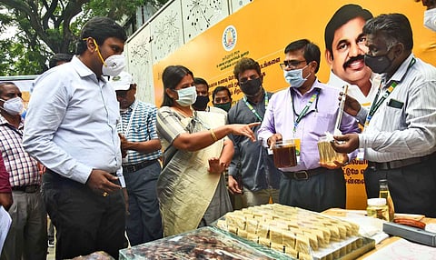 Chennai Collector Seethalakshmi inaugurating mobile testing labs set up by the food safety department at T Nagar on Friday. (Photo | Ashwin Prasath, EPS)
