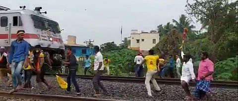 PMK cadres throw stones and create a ruckus in front of Chennai-bound Ananthapuri Express. (Photo| Special Arrangement)
