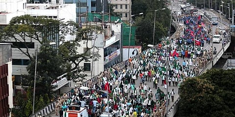 Agitating farmers march from City Railway Station to Freedom Park in Bengaluru, on Wednesday. (Photo | Shriram BN, EPS)