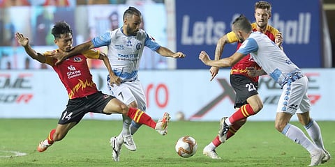 SC East Bengal and Jamshedpur FC played out a gritty goalless draw in match 23 of Hero ISL 7 at the Tilak Maidan Stadium in Vasco. (Photo | ISL)