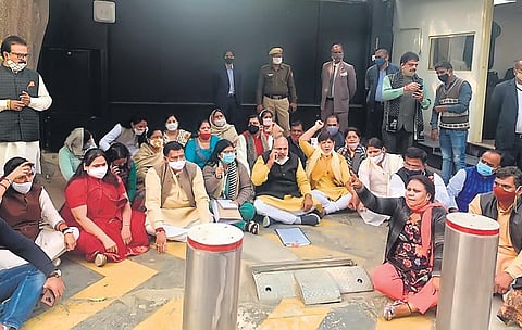 Mayors stage protest outside Chief Minister Arvind Kejriwal’s house. (File Photo | Express)