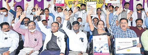 Doctors protest against ‘mixopathy’ on Mysuru in Friday | Express