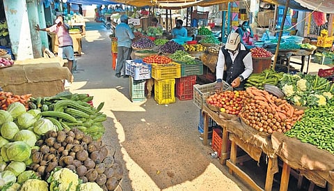 A week after a mystery illness broke out in Eluru, a vegetable market looks almost empty on Saturday | Prasant Madugula