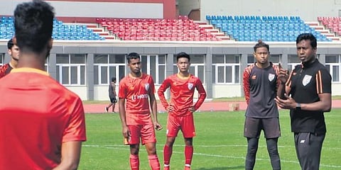 S Venkatesh with Indian Arrows players at Kalinga Stadium in Bhubaneswar (Photo | Irfana)