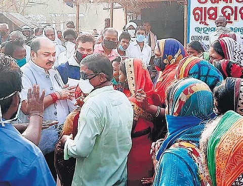 Paradip MLA Sambit Routray discussing with the protestors in Kujang | Express