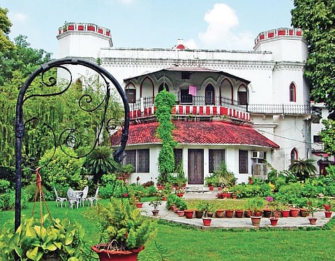 The sothern facade of the Oel House