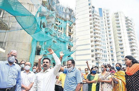 Owners protesting against the developer at the construction site for lack of amenities that were promised to them. (Photo |  EPS/R Satish Babu)