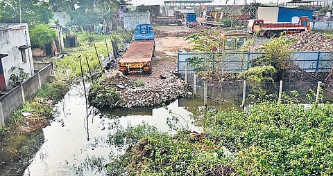 The lorry parking in Kalyana Sundaranar Nagar which obstructs water flow. (Photo| EPS/P Jawahar)