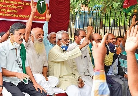 Theatre activist Prasanna joins farmer leaders in their protest against the Centre’s agri-laws, at Gandhi Statue, in Bengaluru on Thursday. (Photo| EPS/shriram BN)
