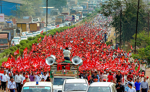 Farmers of All Indian Kisan Sabha (AIKS) march from Nashik to Mumbai to gherao Vidhan Bhawan on March 12 demanding a loan waiver in Thane. (File Photo | PTI)