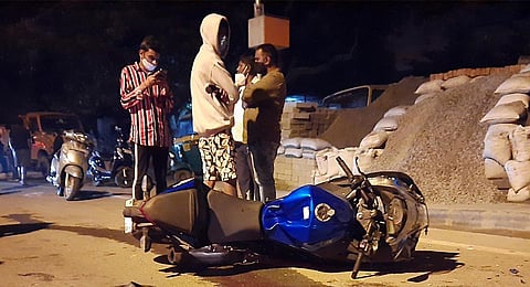 The speeding sports bike collided with a tractor parked at Yadiyur Circle in Bengaluru. (Photo | Meghana Sastry, EPS)