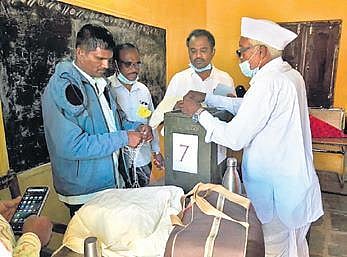 Jayaraj Halagi shows the returning officer the wrong symbol on the ballot paper against his name, in Kalaburagi on Tuesday. (Photo| EPS)