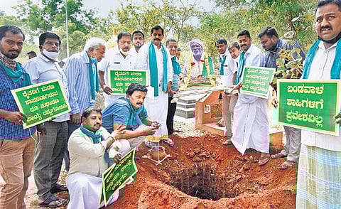 Activists stage a protest against the Central Government’s controversial farm laws by symbolically conducting the last rites of farmers, in Mysuru on Thursday | Udayshankar S