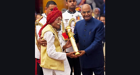 President Ram Nath Kovind confers Padma Bhushan upon Mahashian Di Hatti (MDH) owner Dharampal Gulati during 'Padma Awards 2019', in New Delhi. (File | PTI)