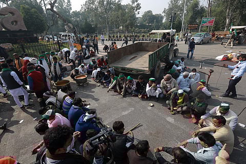 Farmers eat a meal during their Delhi Chalo protest against new farm law at Delhi-Noida border in New Delhi. (Photo | EPS/Parveen Negi)