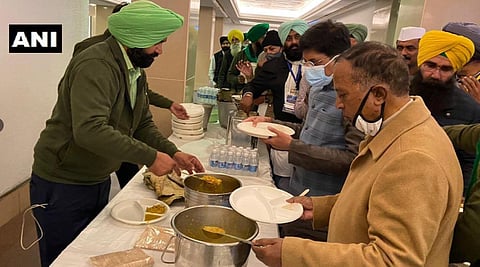 Union Ministers Piyush Goyal & Narendra Singh Tomar having food with farmers leaders during the lunch break at Vigyan Bhawan. (Photo | ANI)