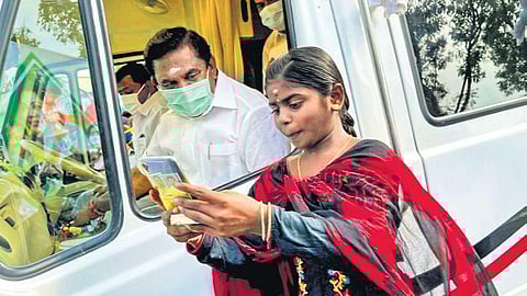 Chief Minister Edappadi K Palaniswami posing for a selfie with C Barani at Thuraiyur near Tiruchy on Wednesday | Express xpressxpress