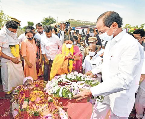 Chief Minister K Chandrasekhar Rao lays a wreath on the mortal remains of Nagarjunasagar MLA Nomula Narsimhaiah at Palem village in Nakrekal mandal in Nalgonda district on Thursday.