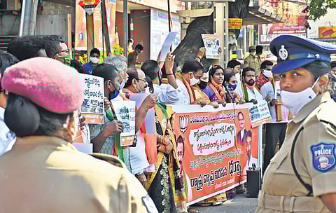 BJP activists staging protest demanding repair of damaged roads across State,  in Vijayawada on Saturday I Prasant Madugula