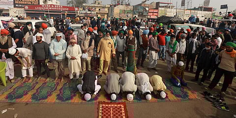 Muslim farmers offering namaz during their Delhi Chalo protest march against the new farm laws at Singhu border in New Delhi on Monday. (Photo | EPS/Shekhar Yadav)