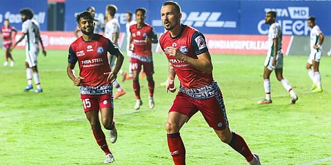 Nerijus Valskis (R) of Jamshedpur FC celebrates his goal during a match of the ISL against ATK Mohun Bagan at the Tilak Maidan Stadium in Goa. (Photo | PTI)