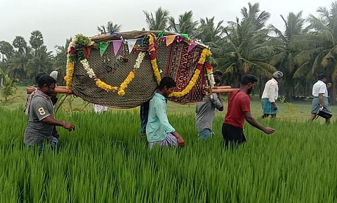 Members of Dalit community carrying the body of a deceased kin for cremation (Photo | EPS)