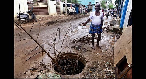 Manhole at Nerkundram main road in Chennai. (Photo | Debadatta Mallicks, EPS)