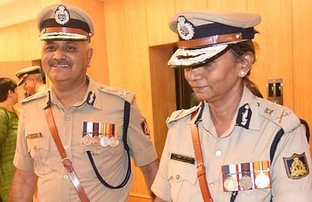 New Karnataka DG&IGP Praveen Sood (L) with outgoing DG&IGP Nelmani N Raju. (photo| Nagaraja Gadekal, EPS)