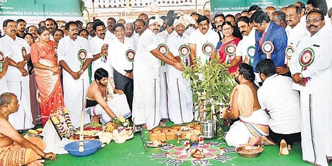 Tamil Nadu CM Edappadi Palaniswami at a function to lay foundation stone for AIIRLIVAS, along with Deputy CM O Panneerselvam.