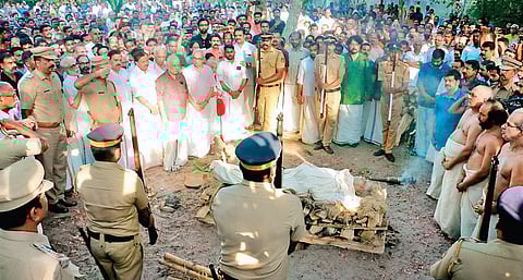 Police presenting a guard of honour to RSS ideologue P Parameswaran before his mortal remains were consigned to flames at his ancestral home in Kayippuram near Muhamma, Alappuzha, on Monday | Express