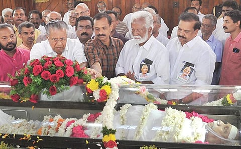 Chief Minister Pinarayi Vijayan lays a wreath on the mortal remains of RSS ideologue P Parameswaran at the Ayyankali Hall in Thiruvananthapuram on Monday. BJP state leaders Kummanam Rajasekharan, P K Krishnadas and V V Rajesh look  on| Express