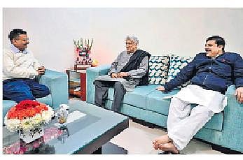 Chief Minister Arvind Kejriwal meets veteran writer-lyricist Javed Akhtar at his residence in New Delhi on Friday.  AAP MP Sanjay Singh is also seen. (Photo | PTI)