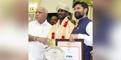 CM BS Yediyurappa felicitates Srinivasa Gowda in Bengaluru on Monday. (Photo | Nagaraja Gadekal, EPS)