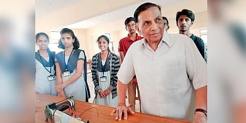 Seetharam taking a class for PUC II students in Tumakuru. (Photo | Devaraj B Hirehalli)