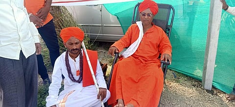Murughrajendra Koraneshwar mutt seer with Diwan Sharif (Photo | EPS)