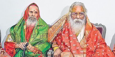 Mahant Nritya Gopal Das (R) and Yugpurush Paramanand Ji Maharaj | pti