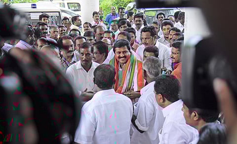 Non-payment of Rs 13 crore: Depositors march to former Kerala Minister Sivakumar's house