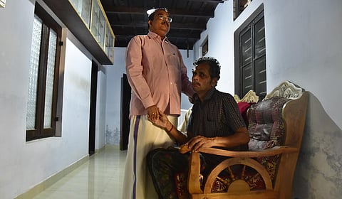 Justice P Somarajan consoles Gokulanatha Kaimal father of the deceased Gopika Gokulanathan at their residence on Thursday. (Photo | Albin Mathew, EPS)