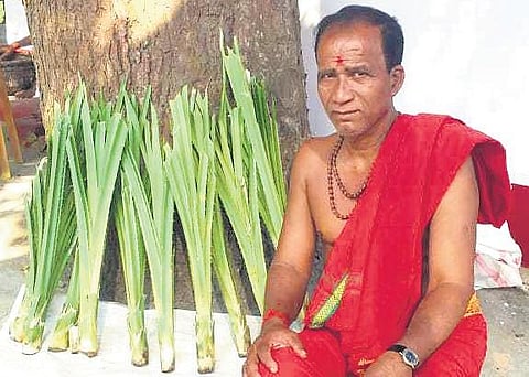 Ketaki flower being sold near Nilakantheswar temple. (Photo | EPS)