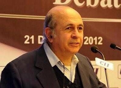 Eminent football writer Novy Kapadia (Photo | Twitter/@NovyKapadia)